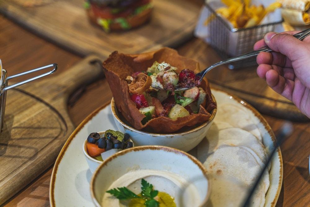 فندق دبل تري باي هيلتون الدوحة - آل ساد المظهر الخارجي الصورة A Greek salad served in a pita