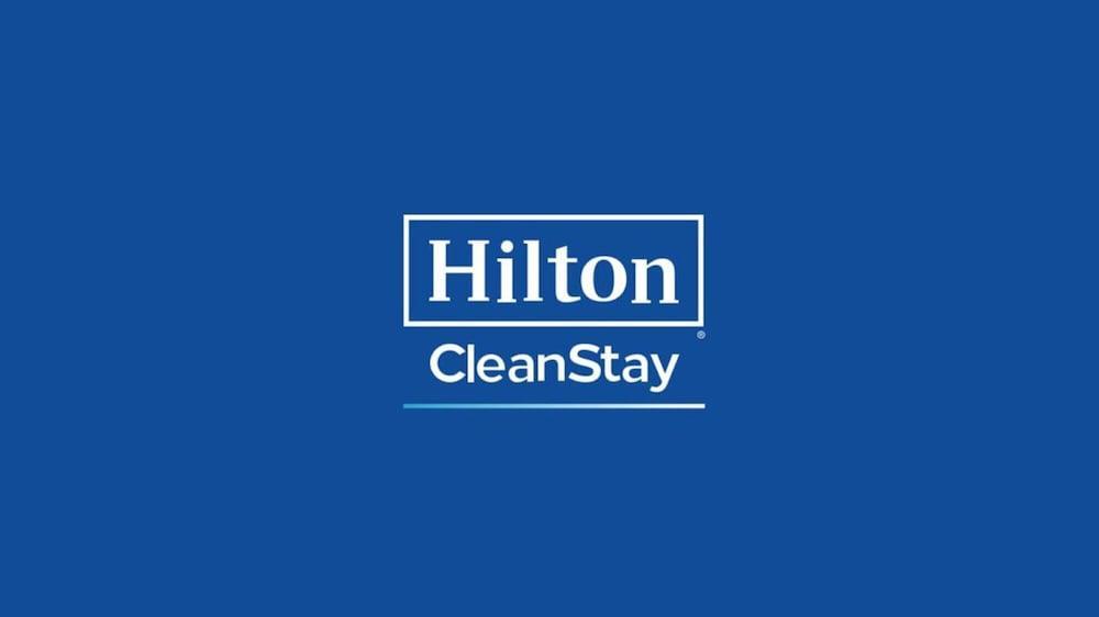 فندق دبل تري باي هيلتون الدوحة - آل ساد المظهر الخارجي الصورة Hilton CleanStay logo
