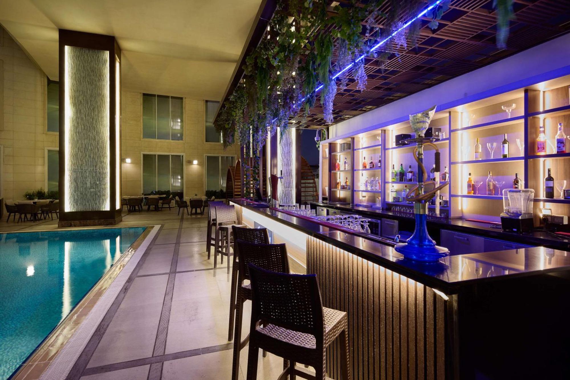 فندق دبل تري باي هيلتون الدوحة - آل ساد المظهر الخارجي الصورة The bar at the pool