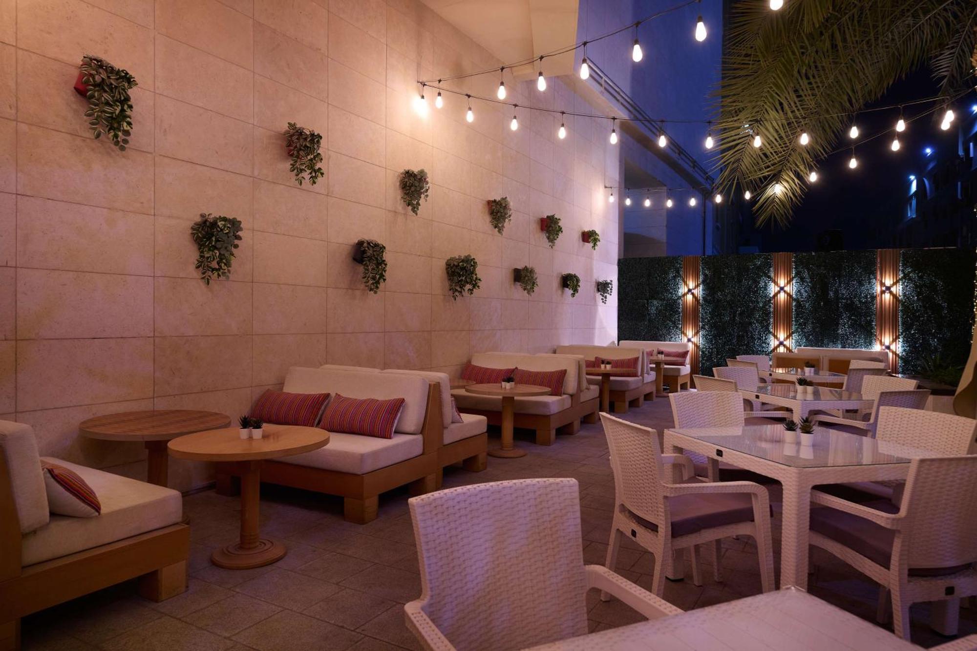 فندق دبل تري باي هيلتون الدوحة - آل ساد المظهر الخارجي الصورة The patio at the restaurant